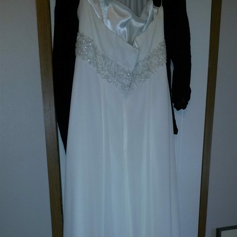 WEDDING DRESS - Picture 2 of 8